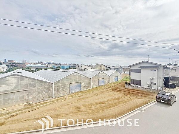頬をなでる優しい風を感じることが出来るバルコニー。つい深呼吸をしたくなる気持ちの良い眺望です。