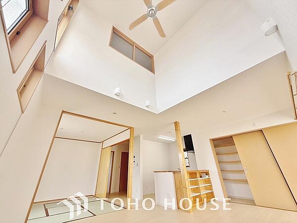 リビングには吹抜けを採用し、天井が高く見えます。視界が抜けて視覚的に広く開放感と明るさを感じます。