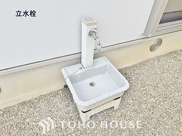 洗車の手入れや外回りのお掃除の際など、あると便利な外に立水栓がございます。