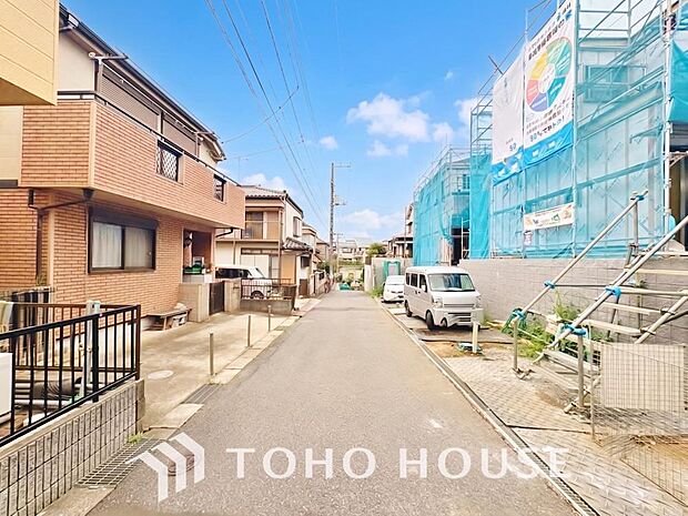 街並みの風景に包み込まれながら、瀟洒な印象も湛えて佇みます。