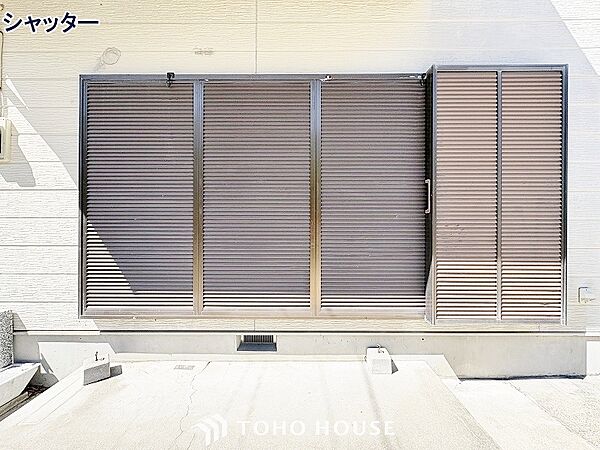 防犯機能のシャッターを完備しております。女性のチカラでも開閉が可能ですのでラクラクな所も便利です。
