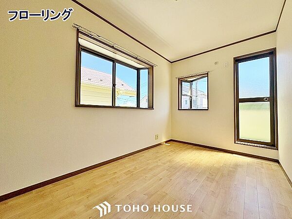 床をフローリングにすることで、お洒落かつ木目の温かみを感じる落ち着いた空間へと仕上げる事ができます。