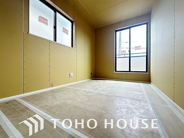 シンプルなお部屋は家具やファブリックが合わせやすいです。季節毎に模様替えをするのもいいですね。