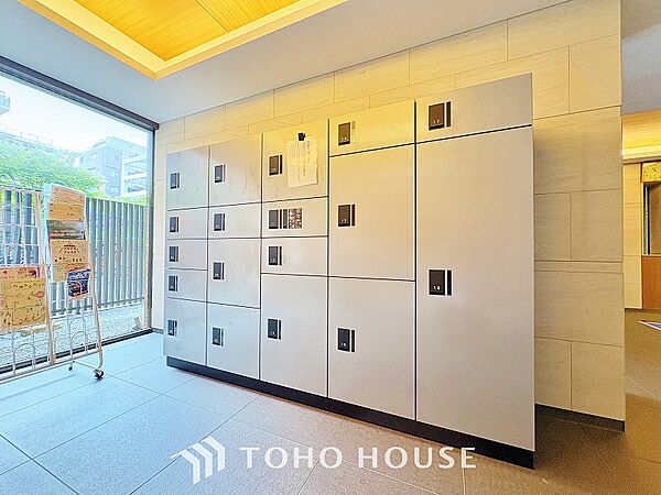 宅配ボックスは留守中でも宅配便の荷物が受け取れる為昼間の受け取りが困難な共働き世帯に需要が高い設備。