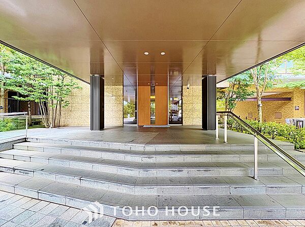 色合いも落ち着いた色を中心に構成され、重厚感のある雰囲気で居住者・来客者を迎えてくれます。