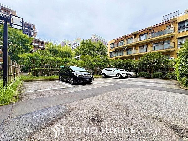 敷地内に駐車場があると、重い荷物を運ぶ距離も短くなる為、気軽に買い物を楽しめるのではないでしょうか。