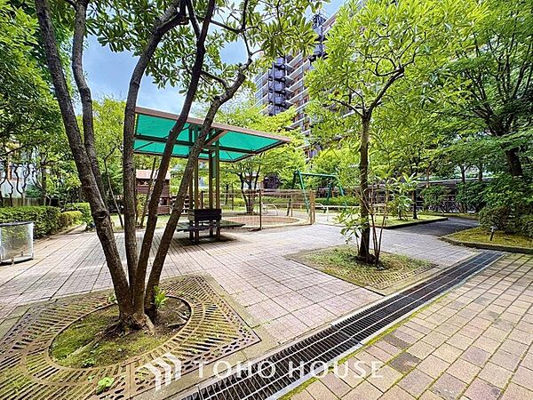 マンションにある敷地内公園では、お子様を遊ばせたりお子様同士での交流の場としても最適です。