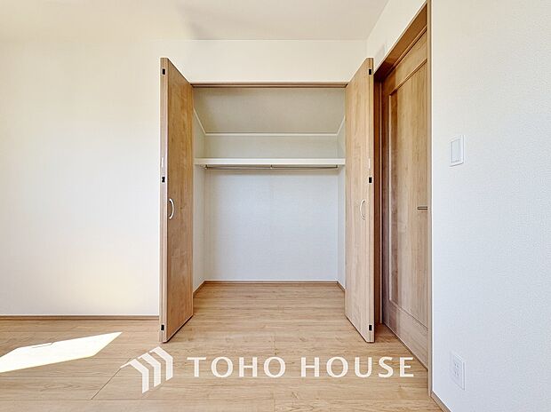 居室にはクローゼットを完備し、自由度の高い家具の配置が叶うシンプルな空間です。