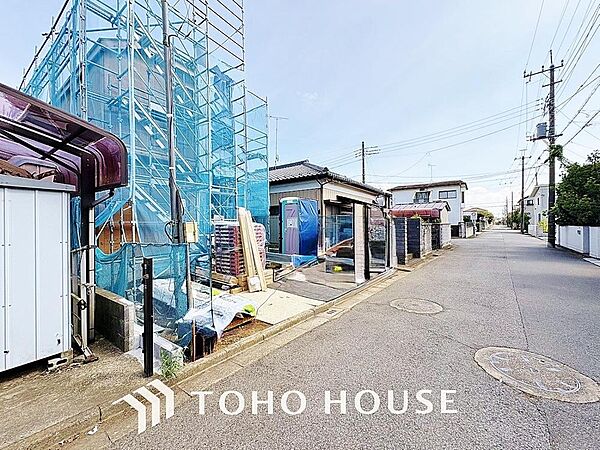 周辺環境とのコラボレーションにより明るく開放的な空間を演出しております。