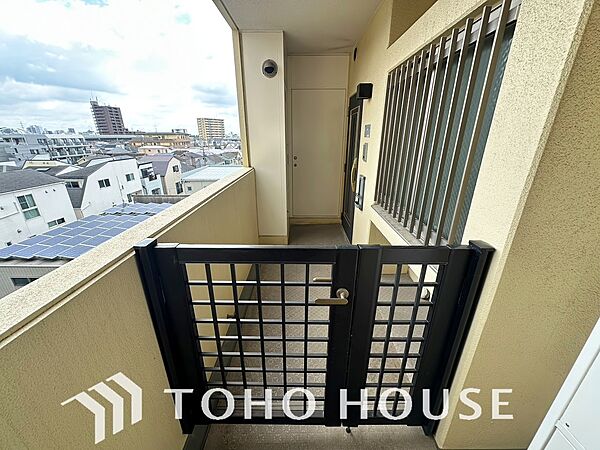 玄関の前に門扉が設けられているポーチは、他の居住者が自由に入ることのできないスペースです。