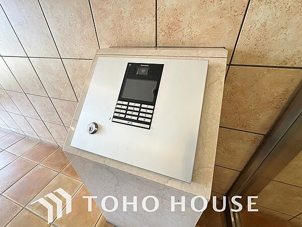 集合住宅のエントランスには住戸内部と通話できるモニター付きのインターホンが設置されています。