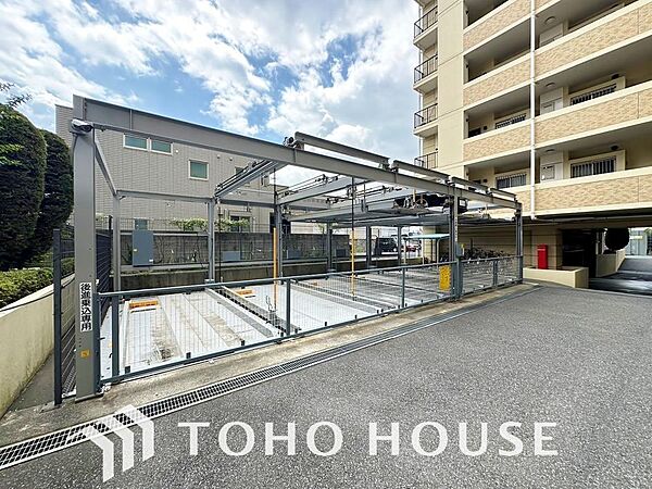 1台無償の専用使用権付き駐車場がございます。