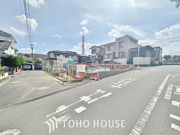 街並みの風景に包み込まれながら、瀟洒な印象も湛えて佇みます。