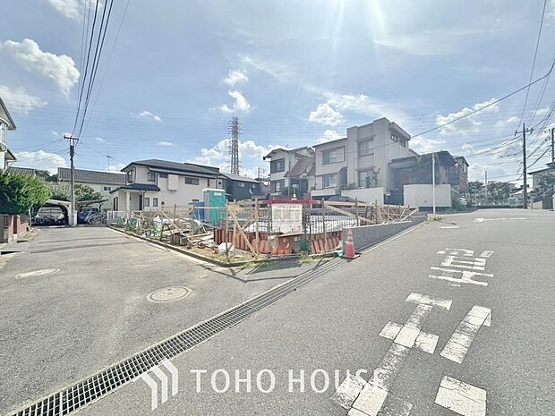 周辺環境とのコラボレーションにより明るく開放的な空間を演出しております。