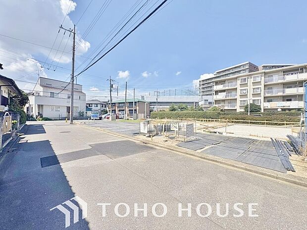 街並みの風景に包み込まれながら、瀟洒な印象も湛えて佇みます。