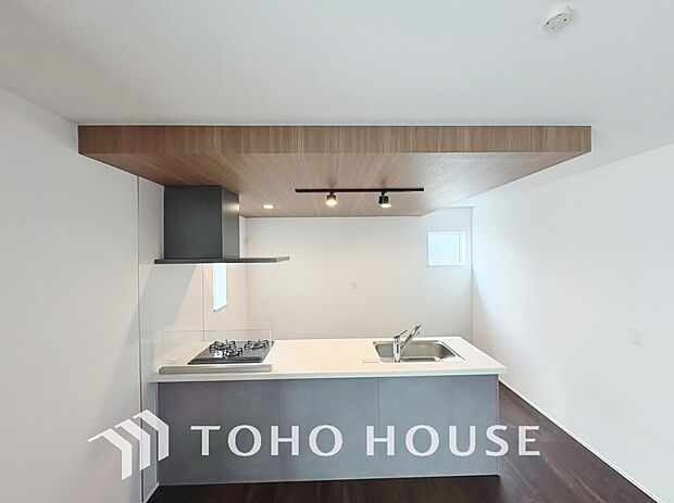 折下げ天井は空間に縦の動きができ、奥行きが感じられる為フラットな天井の場合よりも部屋が広く見えます。