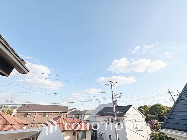 その豊かな眺望にふさわしい空間には、通風・採光にも優れ、心地よい光と風があふれています。