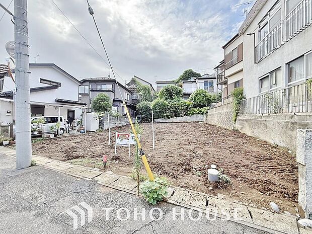 街並みの風景に包み込まれながら、瀟洒な印象も湛えて佇みます。