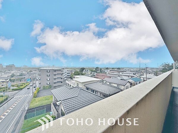 星空が地上に映りこむかのような夜景のきらめきまで、この街ならではの美しい風景の物語が室内に展開。