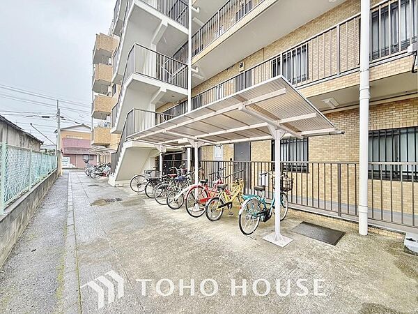 広さがしっかり確保された敷地内駐輪場。かさ張る自転車も安心して停めることができます。