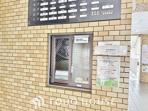 マンション内の受付は管理人が待機したり、マンションの関係書類や清掃道具を保管したりします。