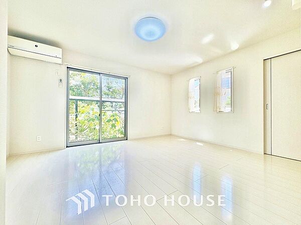 光が注がれる青い空から鮮やかに赤色にゆっくりと染まる。そんな優しい時間がここでは流れてゆく。