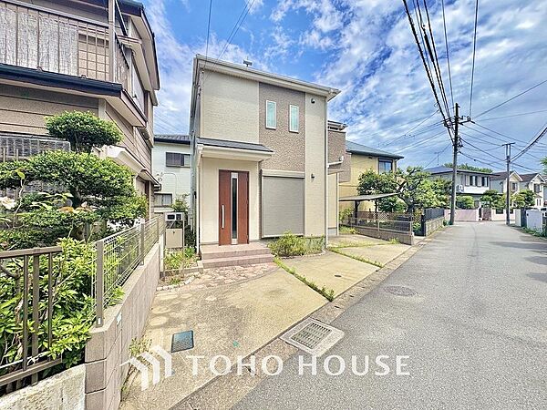 街並みの風景に包み込まれながら、瀟洒な印象も湛えて佇みます。