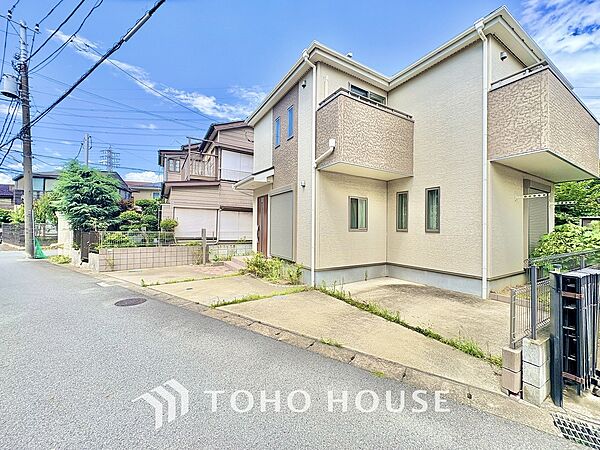周辺に建ち並ぶ邸宅も、それぞれに個性がありながらも全体的に瀟洒な雰囲気を醸し出している邸宅街の一角。