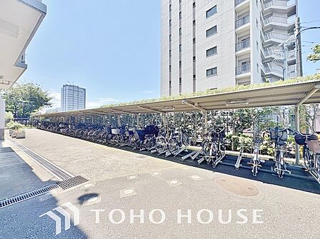 広さがしっかり確保された敷地内駐輪場。かさ張る自転車も安心して停めることができます。