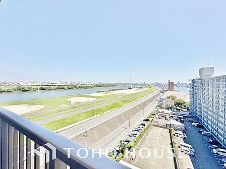 開放感溢れる眺望。水辺の景色を一望でき、心安らぐ特別感のある景色が自慢のお部屋です。