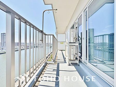 暖かい陽差しが差込むバルコニーでは、晴れた日には洗濯物が良く乾きます。また、手を伸ばせば、ふれることが出来そうな環境が、そのままインテリアになったような印象です。
