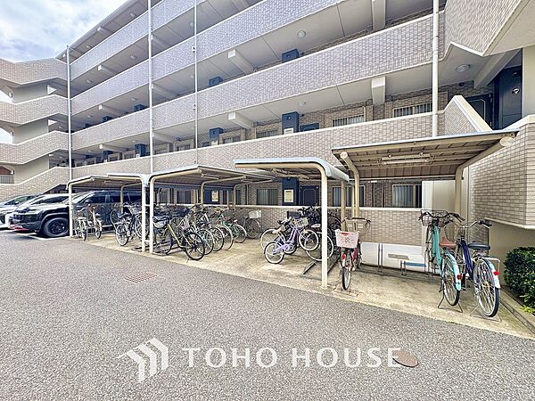 広さがしっかり確保された敷地内駐輪場。かさ張る自転車も安心して停めることができます。
