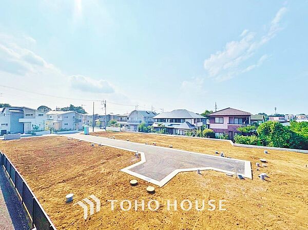 分譲地内に新設される約4．5mの区域内道路は、通り抜けがしにくいため住民以外の侵入が少なく、お子様の飛び出しや防犯面でも非常に安全なプライベート空間となります。