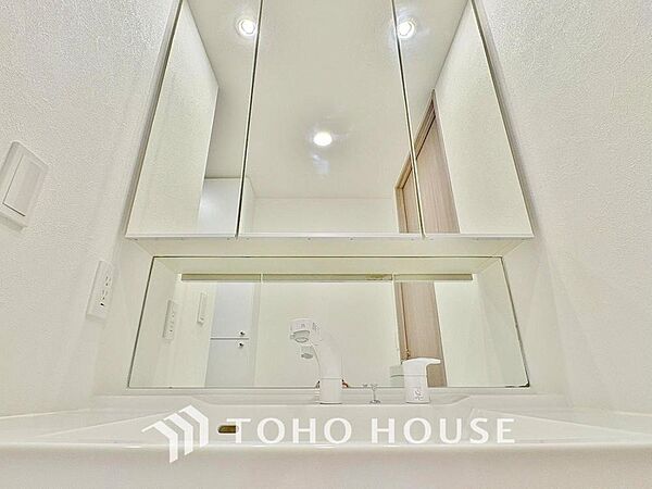 手で洗いたい大切な服など、広く使えると助かる洗面台は汚れの付きにくい形状と素材で造られております。