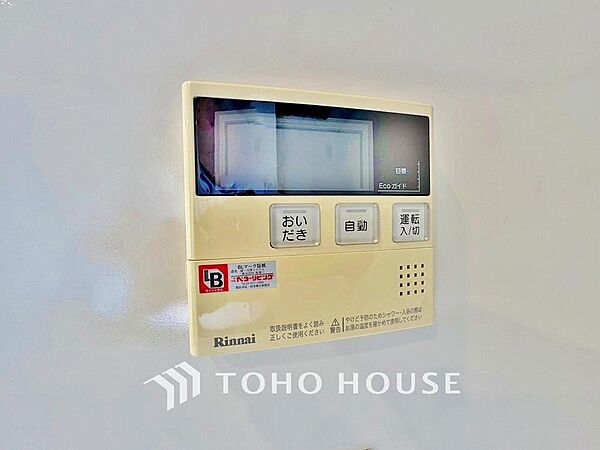 お風呂場と台所に操作リモコンがあり、キッチン近くにある給湯リモコンは、お料理の最中でもリビングで寛いでいるなかでもボタン一つで簡単に沸かせて便利ですね。