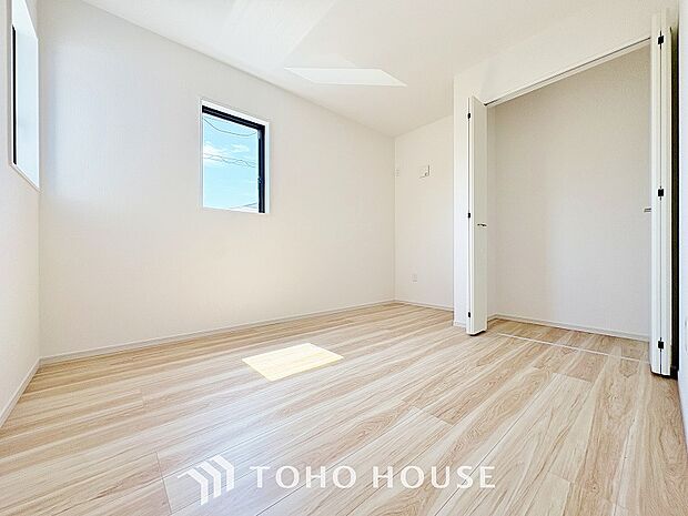 居室にはクローゼットを完備し、自由度の高い家具の配置が叶うシンプルな空間です。