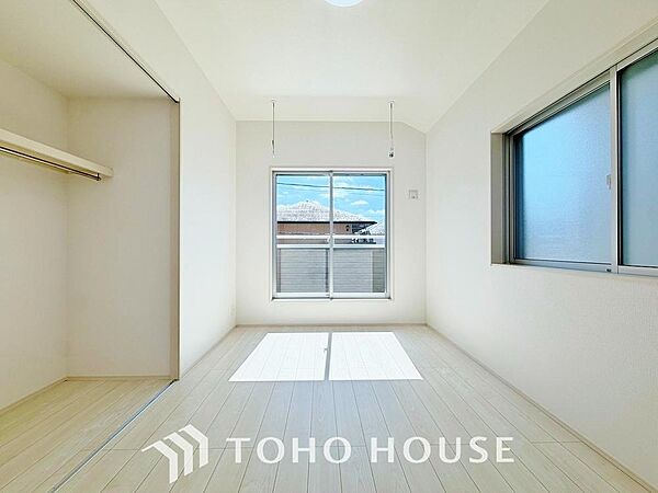 心と体をゆったりと安らげる主寝室。寝室のゆとりが大きい分だけ、暮らしの安らぎは深まります。一日の疲れを癒すだけでなく、ご夫婦の親密な語らいを紡ぎ出します。