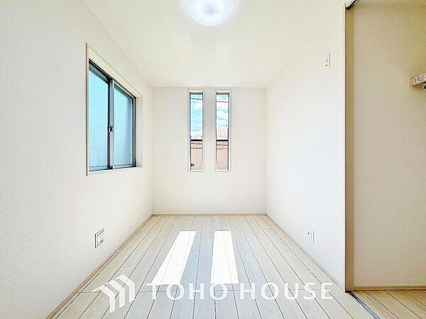 お子様の心と身体を見守る子供部屋として、思春期のプライバシーを重視したり成長に合わせて机やベットを自由にレイアウトできるようにと、小さな自立心を育むお部屋作りを見越してご覧下さい。