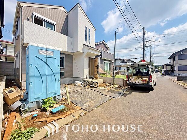 近隣の駐車場まで歩く必要がなく、子どもや高齢者がいる世帯は駐車場から自宅までの距離が短い方が便利です
