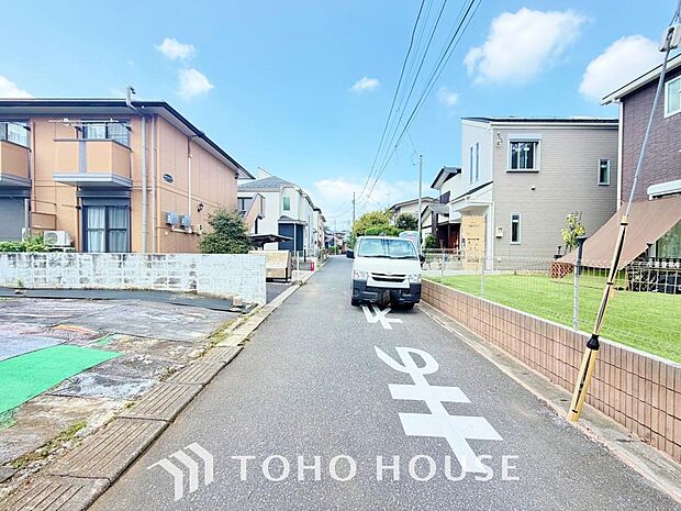 周辺に建ち並ぶ邸宅も、それぞれに個性がありながらも全体的に瀟洒な雰囲気を醸し出している邸宅街の一角。