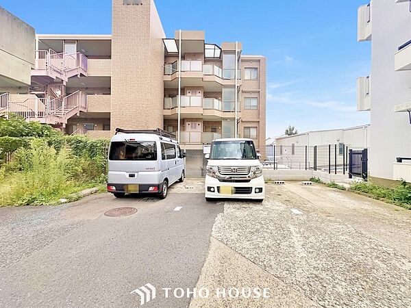 「ご自慢の愛車も駐車できます」ゆったりとした駐車スペースを確保いたしましたので、大きめのお車でも駐車可能です。