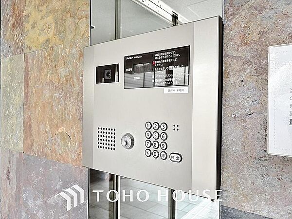 当マンションエントランスには、防犯対策の「オートロック」を採用。マンション住人以外の侵入を防ぐために設置しました。お子様がいらっしゃるご家庭にも安心の設備です。