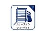 設備：収納力のあるシューズインクローゼット。土足のまま入れるので、ゴルフバックやお子様のスポーツ用品などがそのまま収納可能。靴や傘などもそちらに収納することで、散らかりがちな玄関をすっきりと保てます。