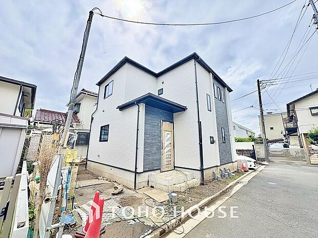 周辺環境とのコラボレーションにより明るく開放的な空間を演出しております。