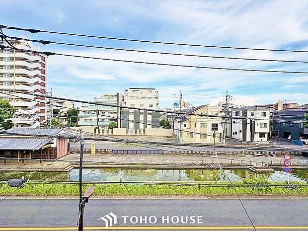 その豊かな眺望にふさわしい空間には、通風・採光にも優れ、心地よい光と風があふれています。