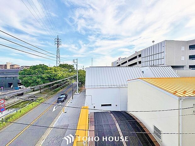 頬をなでる優しい風を感じることが出来るバルコニー。つい深呼吸をしたくなる気持ちの良い眺望です。