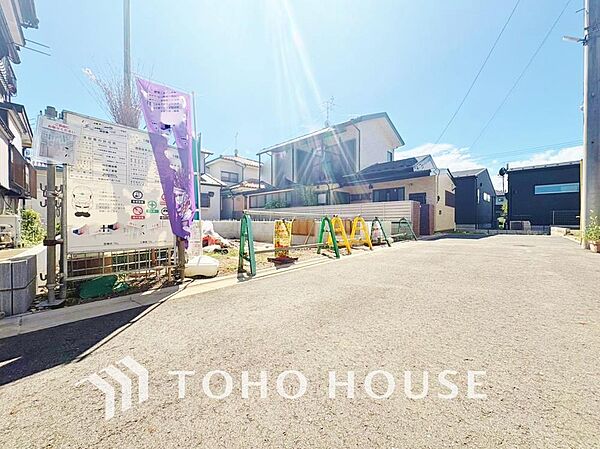 みんなが街探しのポイントにしているのは何。　第1位は過半数が支持した納得の 「交通の利便性」。続いて3割以上の人が「住環境」と「公園、緑地の充実」です。