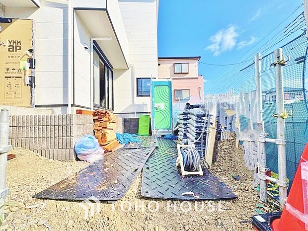 近隣の駐車場まで歩く必要がありません。 子どもや高齢者がいる世帯では駐車場から自宅までの距離が短い方が便利かつ、お荷物を運ぶ際にも距離が短い事で気軽に買い物を楽しめます。