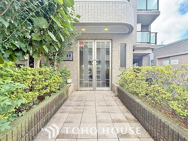 ホテルエントランスのような凛とした空間です。セキュリティーに守られている館内は静寂です。デザイナーの質感への拘りと四季折々の変化を感じられ管理体制の良さが窺えます。