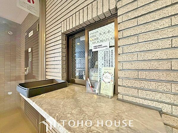マンション内の受付は管理人が待機したり、マンションの関係書類や清掃道具を保管したりします。受付がいると防犯面でも安心です。